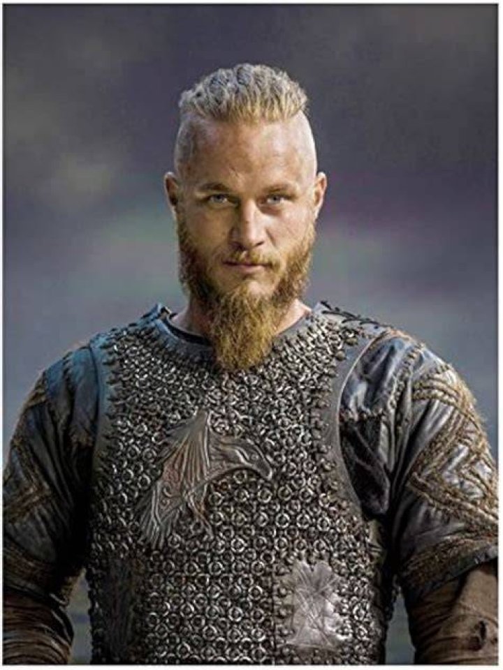 Travis Fimmel as Ragnar Lothbrok with a sword in Vikings