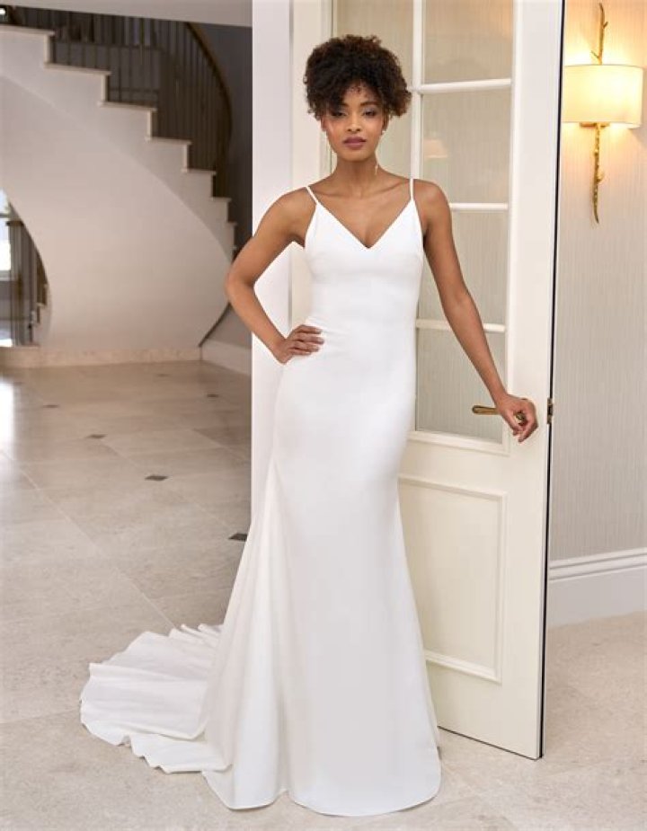 Twisted crepe dress with short sleeves and suspenders at the hem