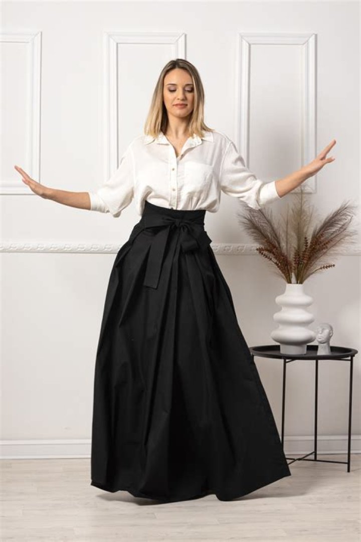 Two-piece high-waisted maxi skirt with a cold shoulder crop top