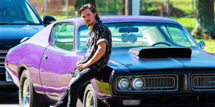 Vince leaning on his car in Scream 5