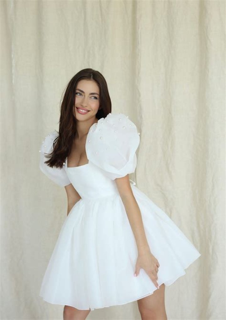 V-neck mini with detachable puff-sleeves