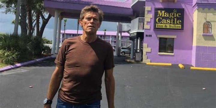 Willem Dafoe as Bobby in front of the Magic Castle Motel in The Florida Project