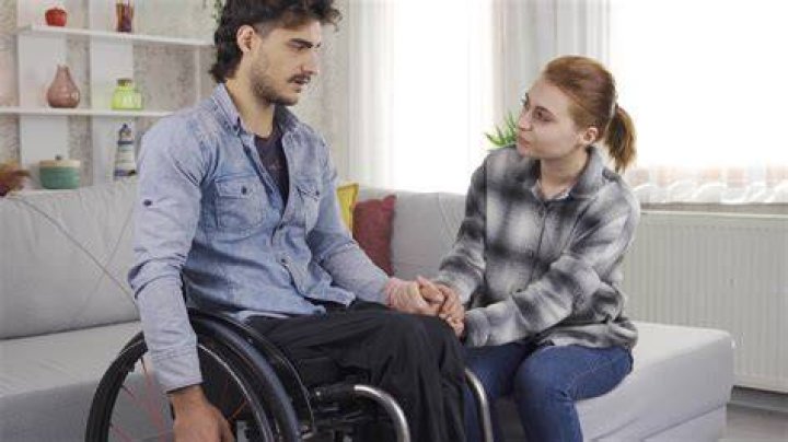 Woman carries disabled boyfriend up mountain: "That’s so sweet" Woman carries disabled boyfriend up mountain: "That’s so sweet"