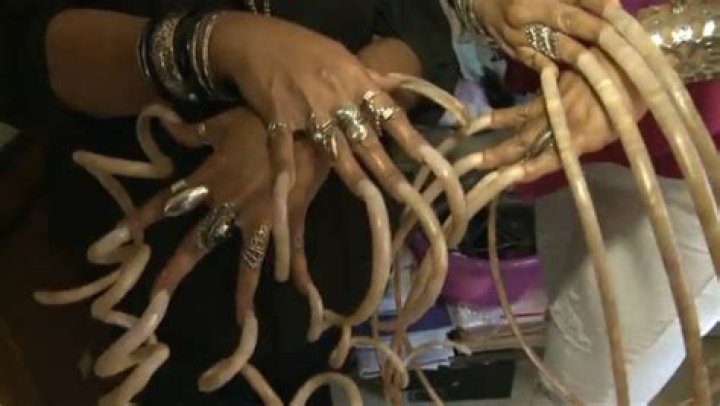 Woman with Very Long Nails Gets People Wondering How She Does Many Things, Video Goes Viral